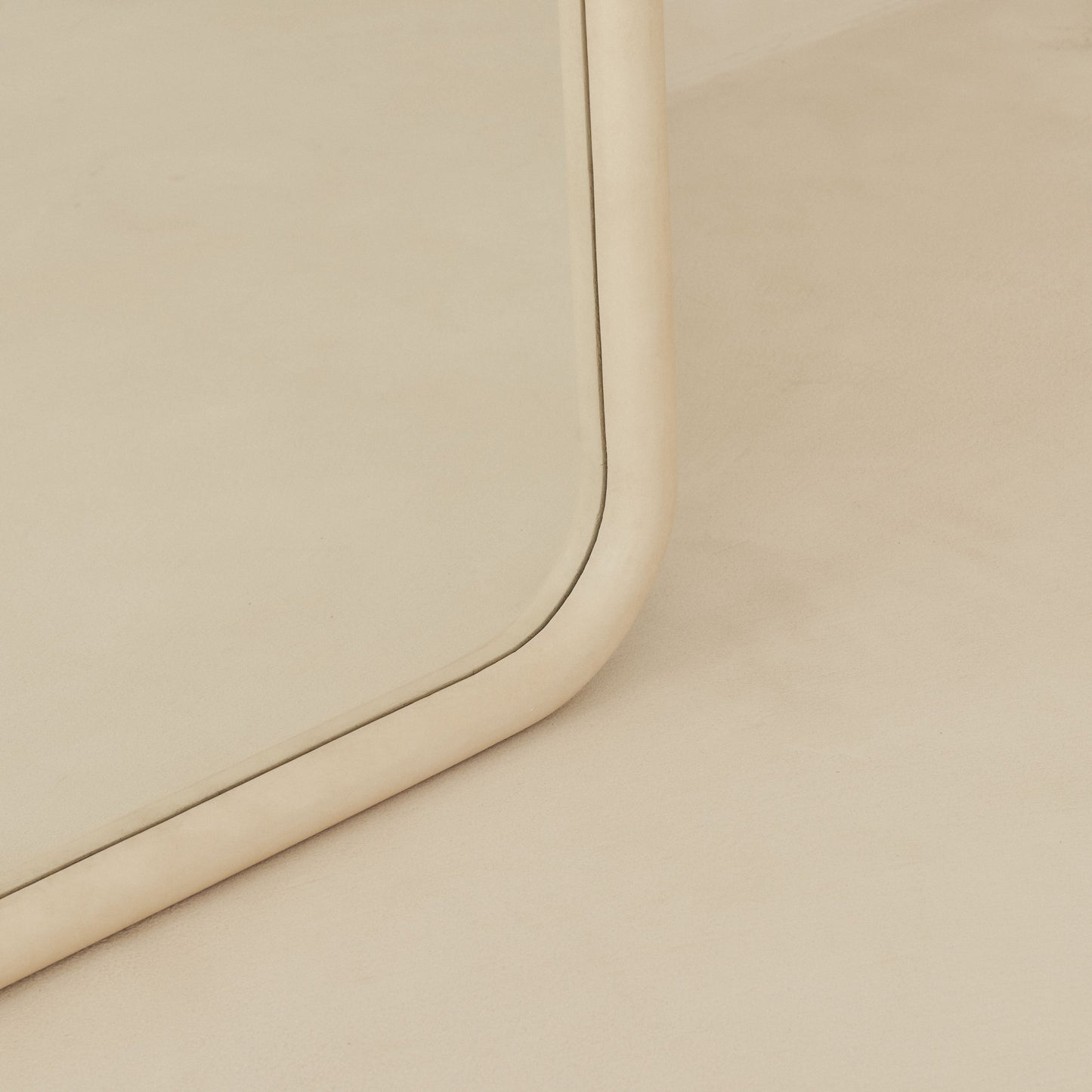 Bella Amora – Espelho Extra Grande de Corpo Inteiro Arqueado em Concreto (200 cm x 120 cm)